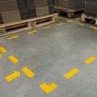 Kép 2/3 - Padlójelölő L alakzat DURABLE öntapadós 100x100 mm sárga 10 darabos